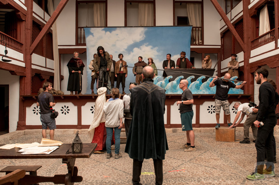 Miguel Rellán esperando a su turno de rodaje en 'El Ministerio del Tiempo'