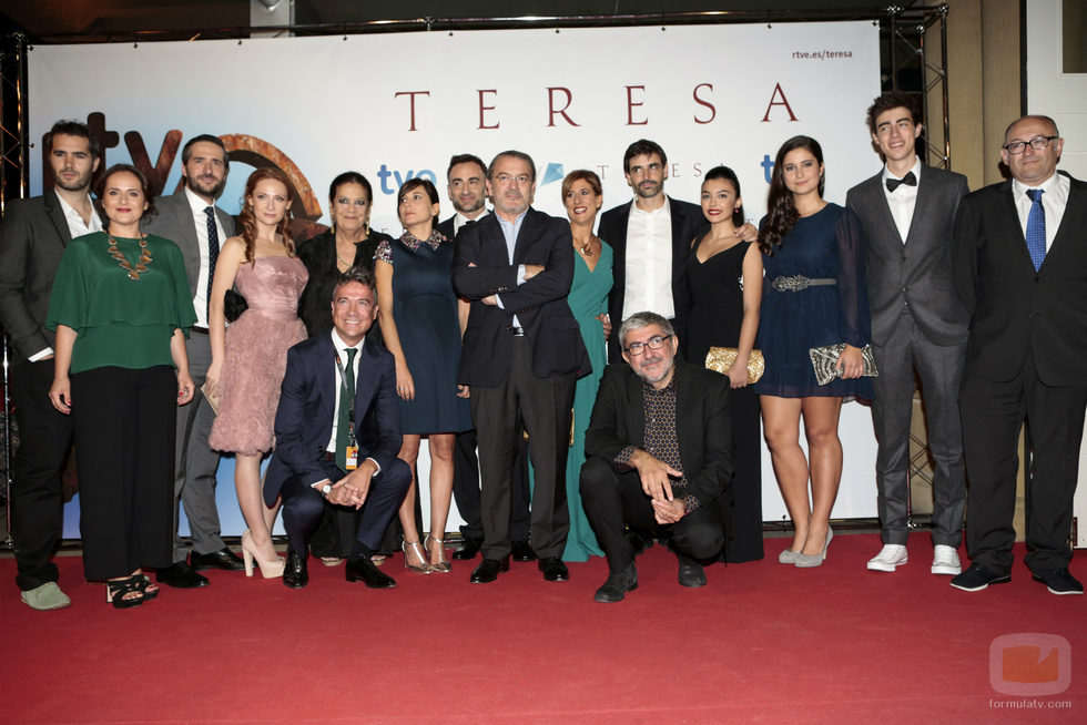 Foto familiar del equipo de 'Teresa'