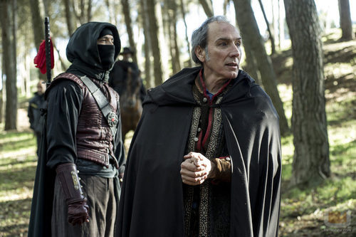 Malasangre y Gonzalo de Montalvo en el bosque en 'Águila Roja'