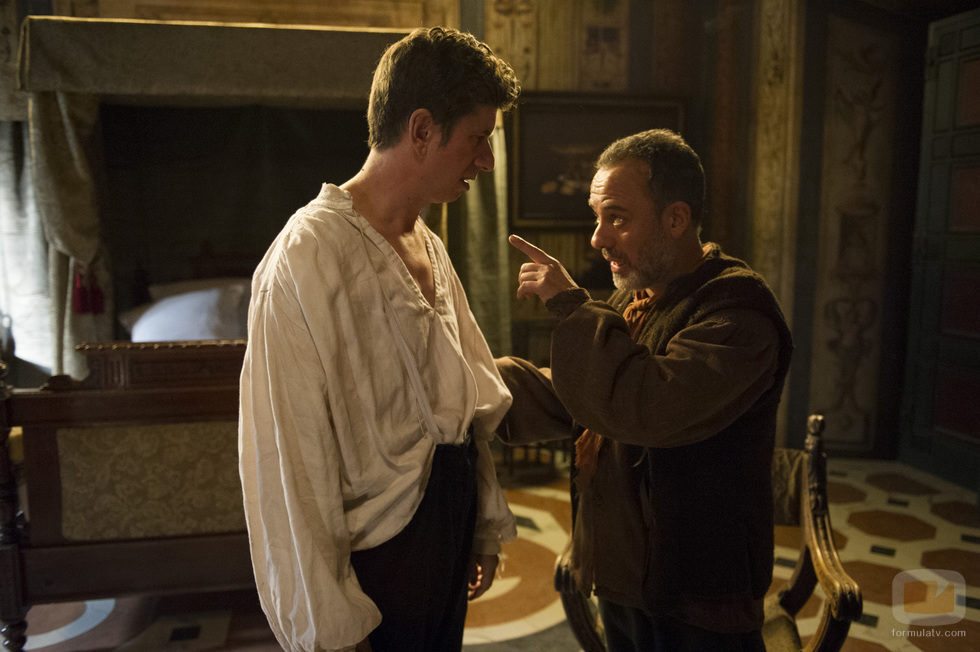 Sátur señala con el dedo a Bernardo en 'Águila Roja'