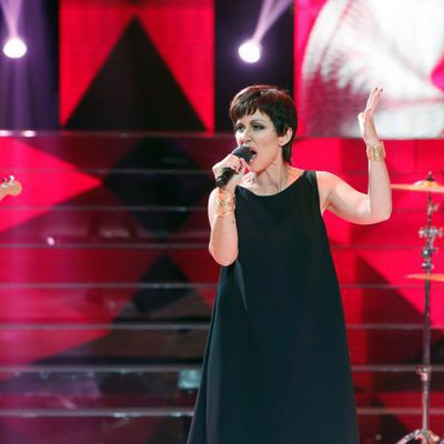 Vicky Larraz canta "Solo le pido a Dios" en 'Tu cara me suena'