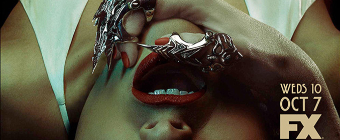 La garra metálica de Lady Gaga en el póster de 'American Horror Story: Hotel'