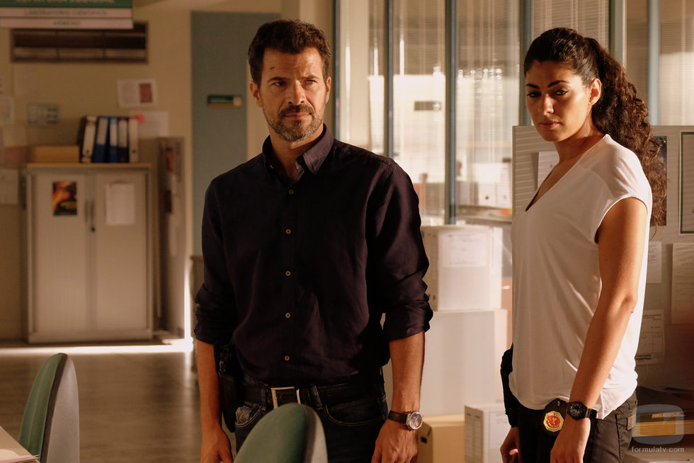 Lola y Héctor analizan todas las pruebas en el cuartel en 'Mar de plástico'