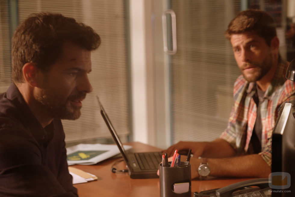 Salva y Héctor continúan la investigación en el cuartel en 'Mar de plástico'