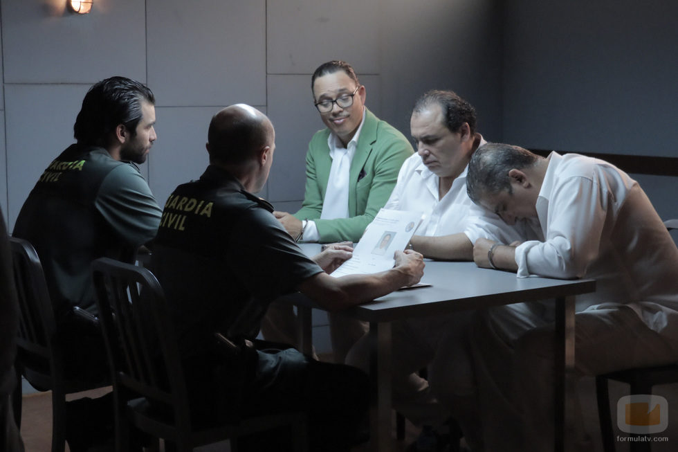 Olmos y Robles interrogan a los sospechosos en 'Olmos y Robles'