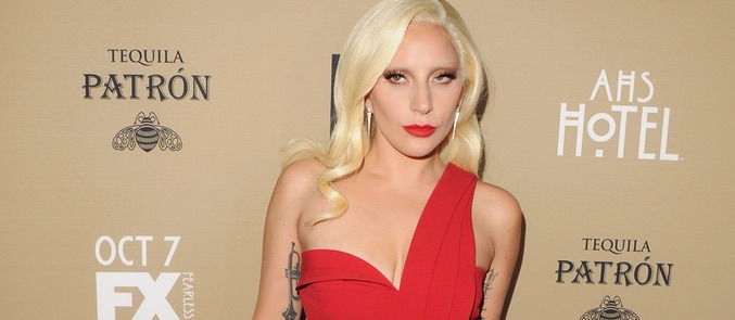 Lady Gaga de rojo pasión en la premiere de 'AHS: Hotel'