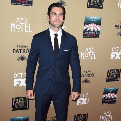 Wes Bentley, con traje azul, en la premiere de 'AHS: Hotel'