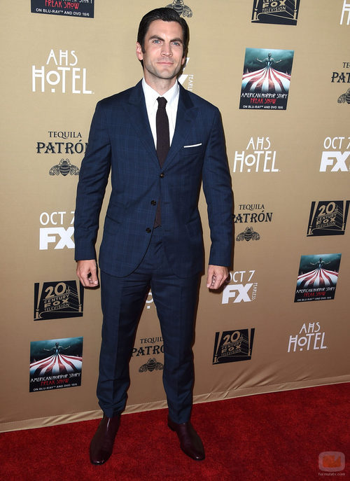 Wes Bentley, con traje azul, en la premiere de 'AHS: Hotel'