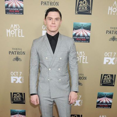 Evan Peters, de riguroso gris, en la premiere de 'AHS: Hotel'
