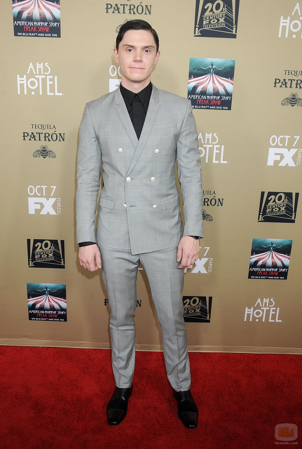 Evan Peters, de riguroso gris, en la premiere de 'AHS: Hotel'