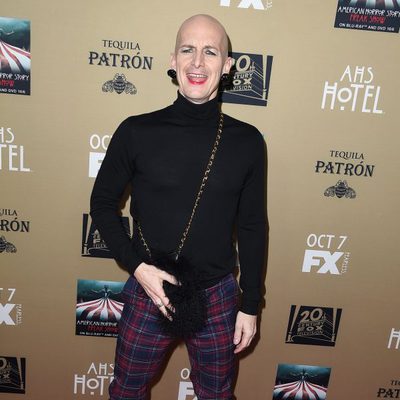 Denis O'Hare, el más desenfadado en la premiere de 'AHS: Hotel'