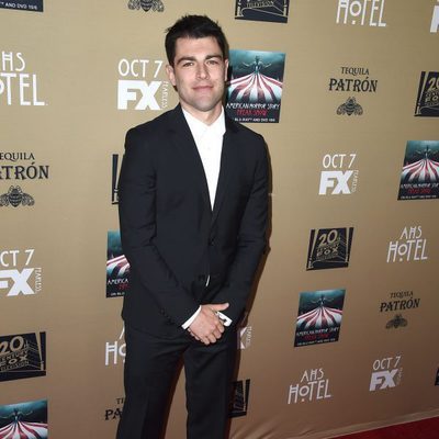 Max Greenfield muy sonriente en su paso por la premiere de 'AHS:Hotel'