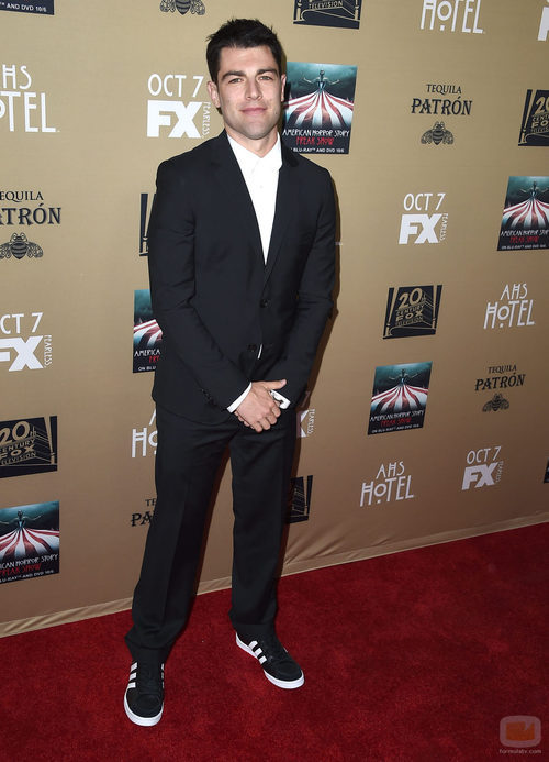 Max Greenfield muy sonriente en su paso por la premiere de 'AHS:Hotel'