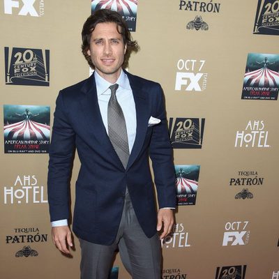 Brad Falchuk apoya a sus compañeros en la premiere de 'AHS:Hotel'