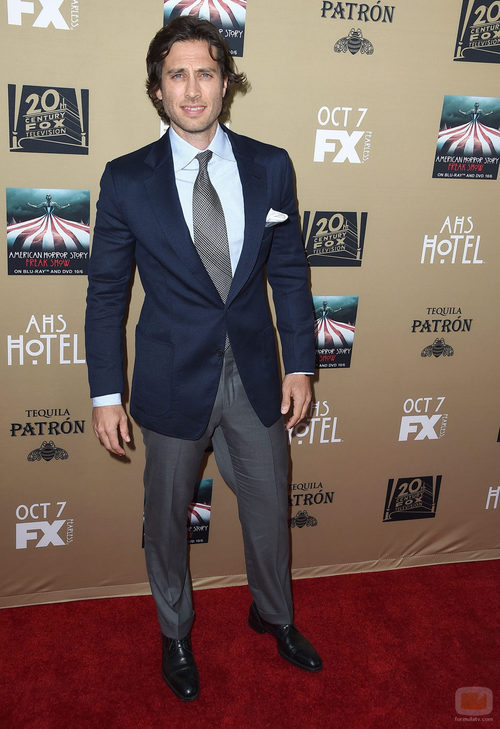 Brad Falchuk apoya a sus compañeros en la premiere de 'AHS:Hotel'