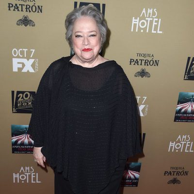 Kathy Bates posó ante las cámaras en la premiere de 'AHS: Hotel'