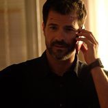 Héctor escucha atentamente al otro lado del móvil en 'Mar de plástico'