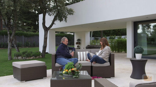Mariló Montero relajada en el jardín de Bertín Osborne en la emisión de 'En la tuya o en la mía'