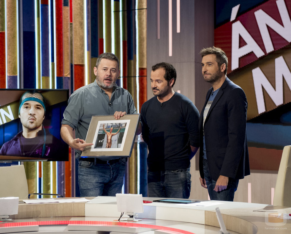 Ángel Martín le entrega un regalo a Miki Nadal en 'Zapeando'