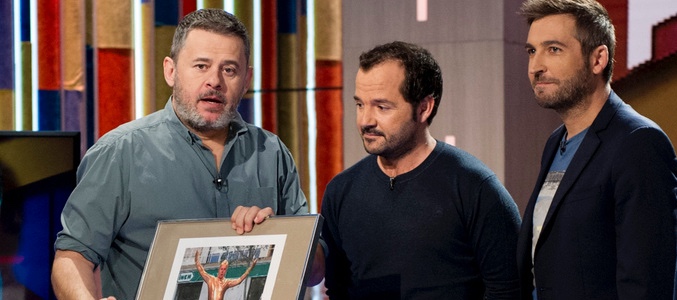 Ángel Martín le entrega un regalo a Miki Nadal en 'Zapeando'