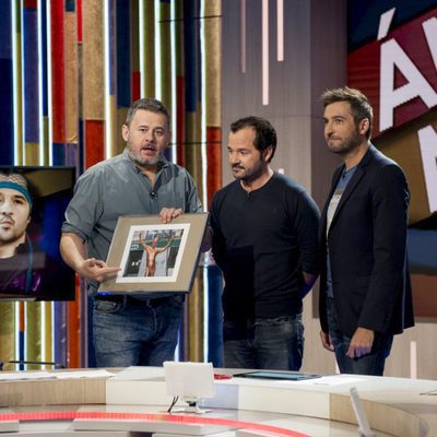 Ángel Martín le entrega un regalo a Miki Nadal en 'Zapeando'