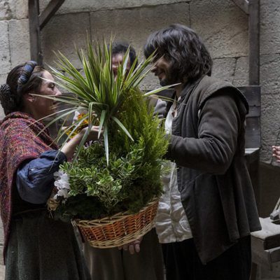 David Janer le entrega un regalo a Pepa Aniorte en su despedida de 'Águila Roja'
