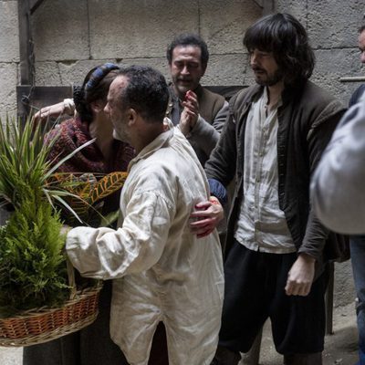 Javier Gutiérrez le da un emotivo abrazo a Pepa Aniorte antes de su marcha de 'Águila Roja'