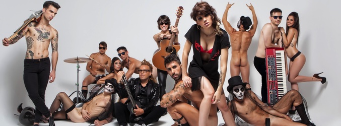 Angy, rodeada de un grupo de música desnudo