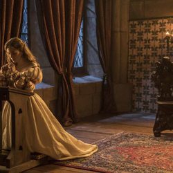 Isabel de Portugal reza sus oraciones en 'Carlos, Rey emperador'