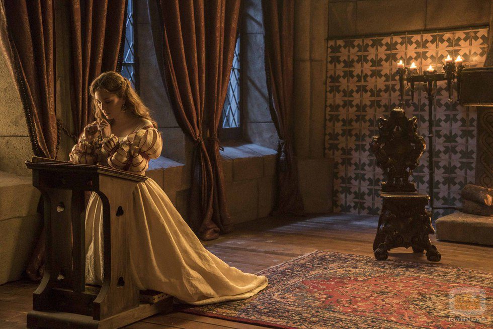 Isabel de Portugal reza sus oraciones en 'Carlos, Rey emperador'