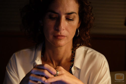 Marta mira cabizbajo su anillo en 'Mar de plástico'