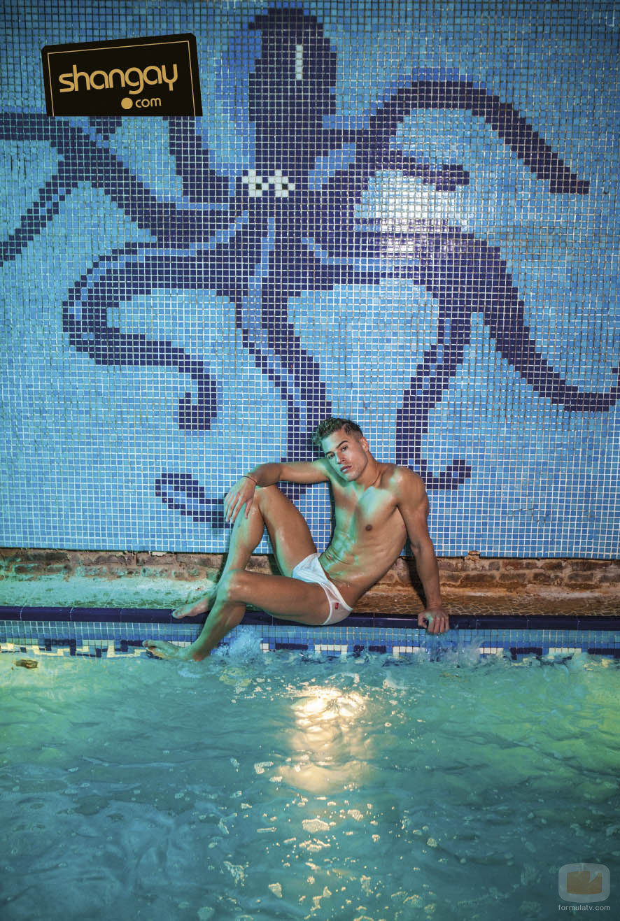Abraham García desnudo en la piscina de la sauna