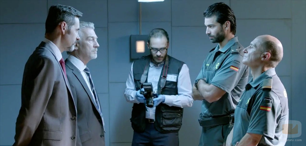 Olmos y Robles se reúnen con los sospechosos en una pequeña sala en 'Olmos y Robles'