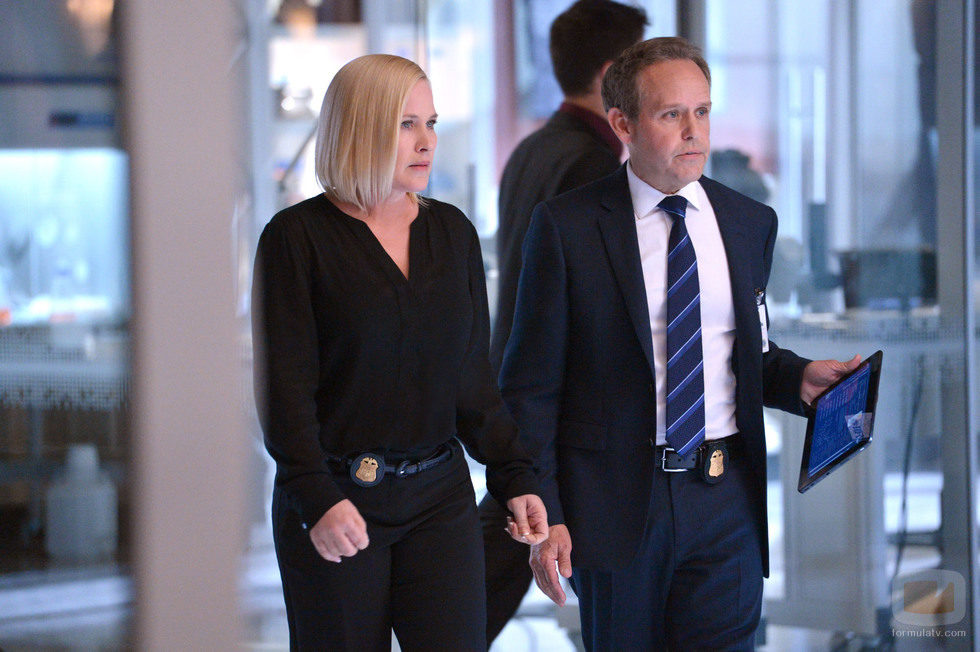 Avery Ryan y Stavros Tamiz juntos en 'CSI: Cyber'