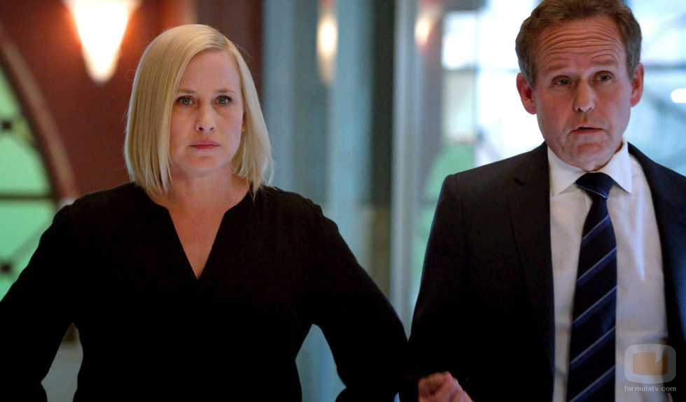 Avery Ryan y Stavros Tamiz serios frente a cámara en 'CSI: Cyber'