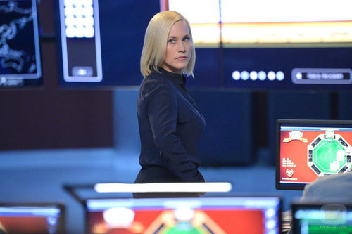 La doctora Avery Ryan rodeada de ordenadores en 'CSI: Cyber'