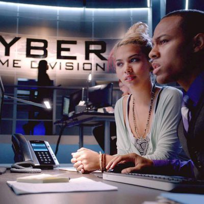 Raven Ramírez y Brody Nelson frente al ordenador en 'CSI: Cyber'