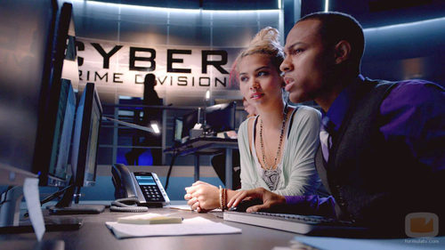 Raven Ramírez y Brody Nelson frente al ordenador en 'CSI: Cyber'