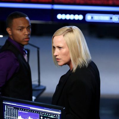 Avery Ryan y Brody Nelson rodeados de tecnología en 'CSI: Cyber'
