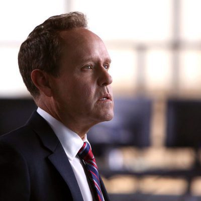 Stavros Tamiz mira hacia la derecha muy serio en 'CSI: Cyber'