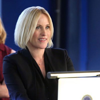 La doctora Avery Ryan sonriente con su ordenador en 'CSI: Cyber'