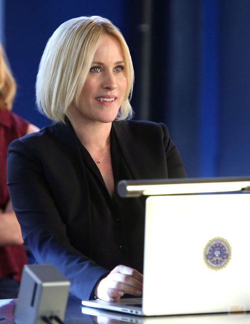 La doctora Avery Ryan sonriente con su ordenador en 'CSI: Cyber'