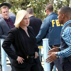 Brody Nelson hablando a Avery Ryan en 'CSI: Cyber'
