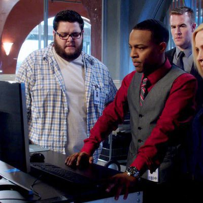 Daniel Grummitz, la doctora Avery Ryan y Brody Nelson frente al ordenador en 'CSI: Cyber'
