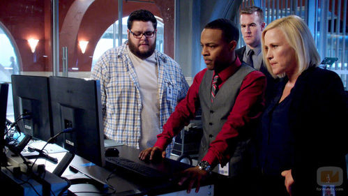 Daniel Grummitz, la doctora Avery Ryan y Brody Nelson frente al ordenador en 'CSI: Cyber'