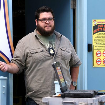 Daniel Grummitz de pie tras la puerta en 'CSI: Cyber'