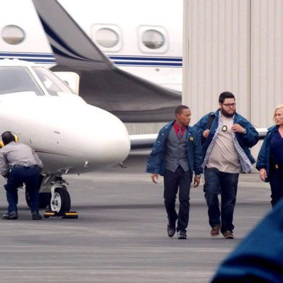 Daniel Grummitz, la doctora Avery Ryan, Elijah Mundon y Brody Nelson en el aeropuerto en 'CSI: Cyber'