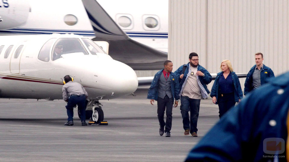 Daniel Grummitz, la doctora Avery Ryan, Elijah Mundon y Brody Nelson en el aeropuerto en 'CSI: Cyber'