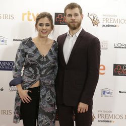Álvaro Cervantes y Marina Salas saludan a los medios en los Premios Iris 2015