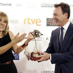 Lourdes Maldonado y Matías Prat celebran su galardón en los Premios Iris 2015